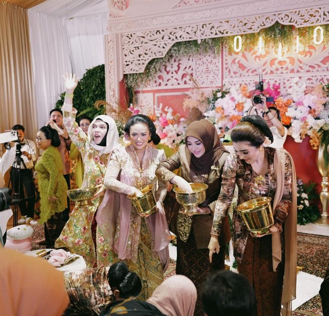 Dari antara ketiga ibunda Aurel, penampilan Ashanty yang rupanya paling mencuri atensi. Tampil berkebaya dengan rambut yang dikonde, penampilan Ashantu dinilai terlalu totalitas hingga menyaingi pemilik acara, Aurel Hermansyah. Ashanty plis deh ngalah bentar, tetap nggak mau kalah sama yang punya hajat. Itu foto pertama jadinya kayak anaknya Atta sama Ashanty, tulis seorang netizen. Foto: Instagram/@aurelie.hermansyah