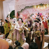 Dari antara ketiga ibunda Aurel, penampilan Ashanty yang rupanya paling mencuri atensi. Tampil berkebaya dengan rambut yang dikonde, penampilan Ashantu dinilai terlalu totalitas hingga menyaingi pemilik acara, Aurel Hermansyah. Ashanty plis deh ngalah bentar, tetap nggak mau kalah sama yang punya hajat. Itu foto pertama jadinya kayak anaknya Atta sama Ashanty, tulis seorang netizen. Foto: Instagram/@aurelie.hermansyah