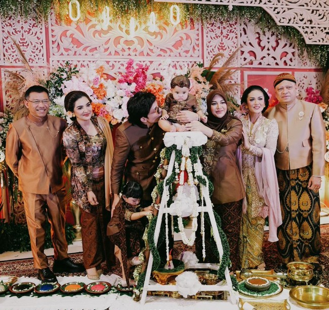 Azura Humaira Nur Atta sendiri diketahui lahir pada 11 Oktober 2023. Sebentar lagi anak kedua Atta dan Aurel itu akan berusia 9 bulan. Foto: Instagram/@aurelie.hermansyah