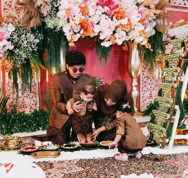 Kakak Azura, Ameena juga tampak setia ikut dan menemani adiknya menjalani satu per satu prosesi adat tersebut. Penampilan Ameena mengenakan kebaya coklat pun tak kalah bikin gemas. Foto: Instagram/@aurelie.hermansyah