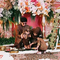 Kakak Azura, Ameena juga tampak setia ikut dan menemani adiknya menjalani satu per satu prosesi adat tersebut. Penampilan Ameena mengenakan kebaya coklat pun tak kalah bikin gemas. Foto: Instagram/@aurelie.hermansyah