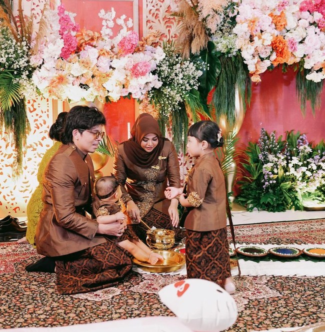 Aurel pun disebut-sebut terlihat semakin langsing. Menurut stylistnya, Erich, ukuran baju Aurel yang dulunya XL kini sudah menjadi M. Hal itu diungkaap saat Aurel bersiap menghadiri lamaran Aaliyah Massaid. Foto: Instagram/@aurelie.hermansyah