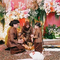 Aurel pun disebut-sebut terlihat semakin langsing. Menurut stylistnya, Erich, ukuran baju Aurel yang dulunya XL kini sudah menjadi M. Hal itu diungkaap saat Aurel bersiap menghadiri lamaran Aaliyah Massaid. Foto: Instagram/@aurelie.hermansyah