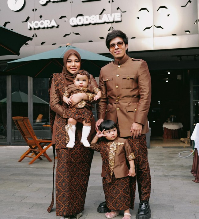 Aurel bersama suami dan kedua putrinya itu tampil kompak mengenakan busana berwarna coklat. Hari spesial Anak kami Azura, tulis Atta dalam keterangan unggahannya. Foto: Instagram/@aurelie.hermansyah