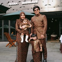 Aurel bersama suami dan kedua putrinya itu tampil kompak mengenakan busana berwarna coklat. Hari spesial Anak kami Azura, tulis Atta dalam keterangan unggahannya. Foto: Instagram/@aurelie.hermansyah