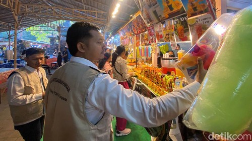 Balai BPOM Denpasar saat mengecek dan uji sampling makanan stan kuliner PKB di Art Center, Denpasar, Senin (8/7/2024). (Rizki Setyo Samudero/detikBali)