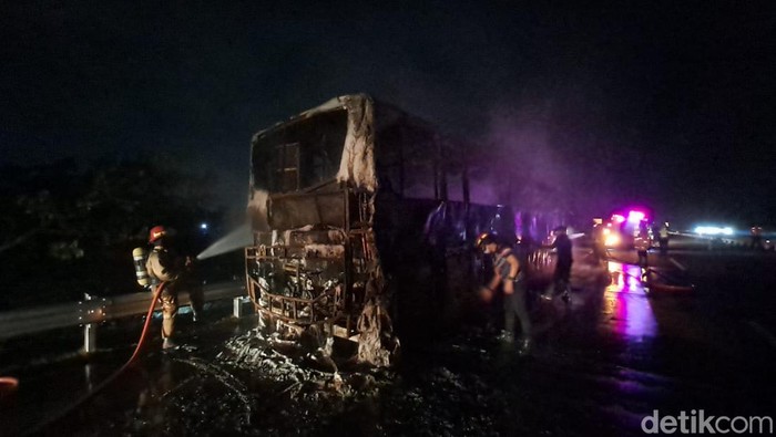 Bangka bus terbakar di Tol Jomo