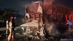 Potret Pemadaman Bus yang Terbakar di Tol Jomo