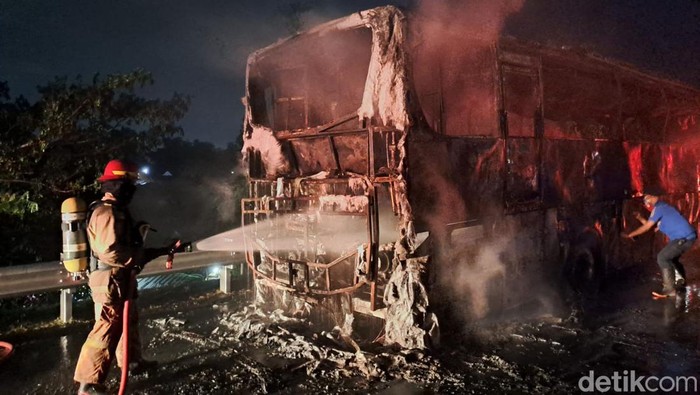 bangkai bus terbakar di tol sumo km 685+500B