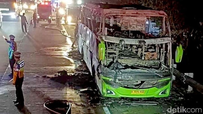 bangkai bus terbakar di tol sumo km 685+500B