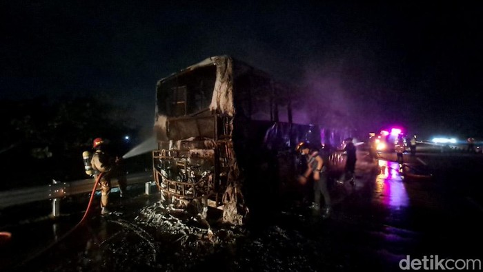 bangkai bus terbakar di tol sumo km 685+500B