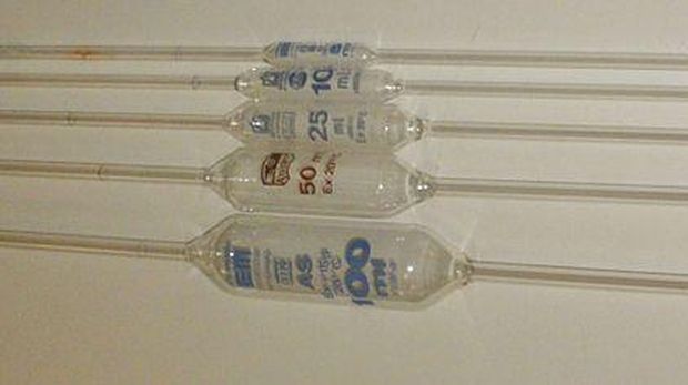 Beberapa ukuran pipet volumetrik.