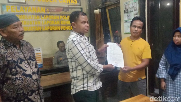 Keluarga FN, Ketua OSIS SMAN 1 Cawas Klaten yang tewas tersetrum di kolam sekolah membuat surat pernyataan di Mapolsek Cawas, Senin (8/7/2024) malam.