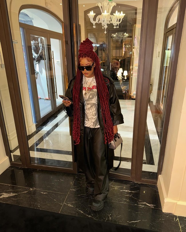 Hal tersebut menjadi kontroversi terlihat Kamerun adalah negara yang melarang hubungan sesama jenis. Mereka yang ketahuan melakukannya bisa dipenjara hingga lima tahun. Namun Brenda sebagai anak dari penguasa terlama di negaranya tampak tidak punya masalah menunjukkannya. Foto: Instagram @kingnastyy