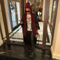 Hal tersebut menjadi kontroversi terlihat Kamerun adalah negara yang melarang hubungan sesama jenis. Mereka yang ketahuan melakukannya bisa dipenjara hingga lima tahun. Namun Brenda sebagai anak dari penguasa terlama di negaranya tampak tidak punya masalah menunjukkannya. Foto: Instagram @kingnastyy