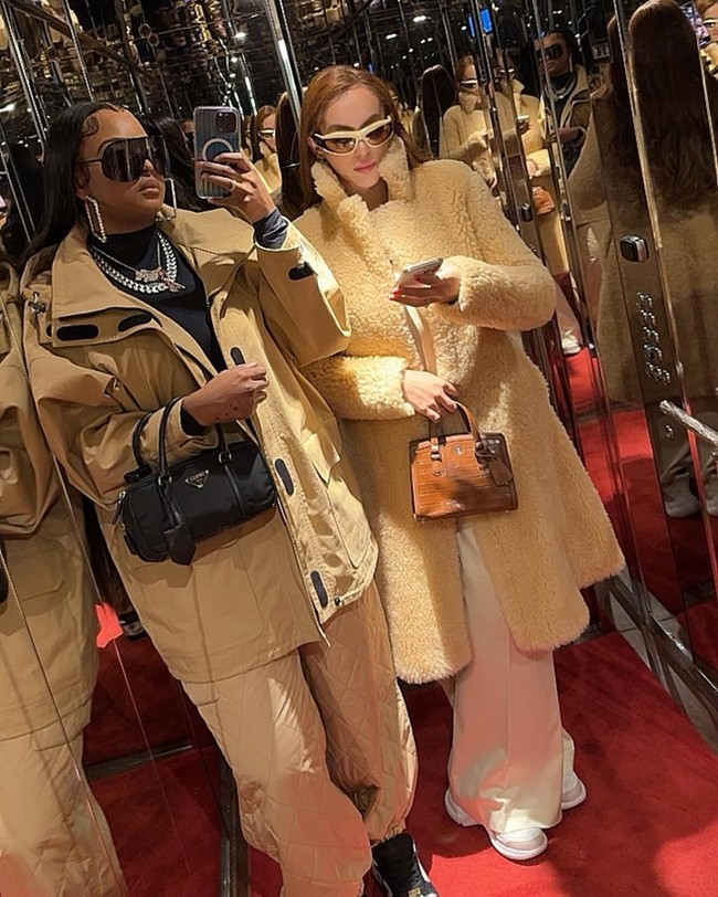 Brenda Biya mengejutkan netizen dengan potretnya berciuman dengan seorang model bernama Layyons Valença. Melalui foto tersebut, Brenda seolah ingin mengumumkan bahwa mereka berpacaran.  Foto: Instagram @kingnastyy