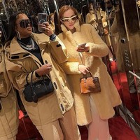 Brenda Biya mengejutkan netizen dengan potretnya berciuman dengan seorang model bernama Layyons Valença. Melalui foto tersebut, Brenda seolah ingin mengumumkan bahwa mereka berpacaran.  Foto: Instagram @kingnastyy