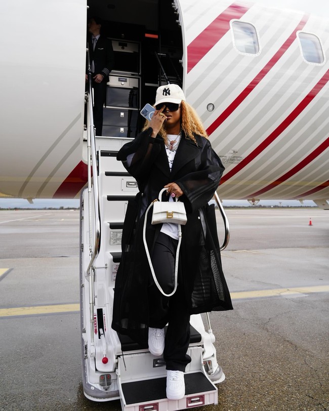 Brenda sendiri adalah seorang musisi yang dikenal dengan nama King Nasty. Dalam berbagai postingan, ia sering menampilkan hal-hal kontroversial yang dianggap tabu di negaranya. Seringkali Brenda terlihat menikmati gaya hidup mewah selagi bepergian ke luar negeri dengan pesawat pribadi. Foto: Instagram @kingnastyy