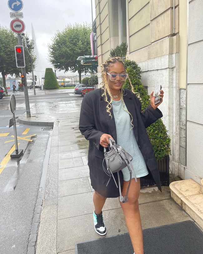 Postingan terbaru Brenda pun menuai pro dan kontra. Ada yang mendukung tapi tak sedikit yang mempertanyakan dan menyebutnya haus publisitas. Beberapa menyebut wanita itu terlalu beruntung karena melakukan suatu pelanggaran tanpa harus hidup dengan ketakutan. Sang presiden sampai saat ini belum berkomentar mengenai postingan anaknya.  Foto: Instagram @kingnastyy