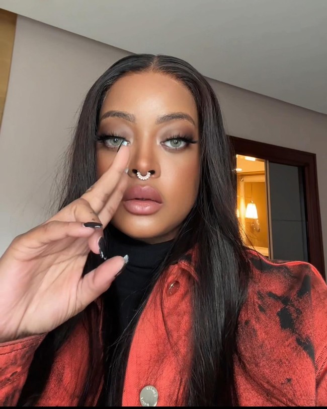 Putri Presiden Kamerun, Brenda Biya, dikenal dengan gaya hidup glamour yang sering dipamerkan di Instagram. Baru-baru ini anak Paul Biya yang telah memimpin selama 42 tahun tersebut mengunggah sebuah foto yang bikin heboh karena kemesraannya dengan seorang wanita. Foto: Instagram @kingnastyy