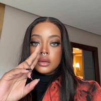 Putri Presiden Kamerun, Brenda Biya, dikenal dengan gaya hidup glamour yang sering dipamerkan di Instagram. Baru-baru ini anak Paul Biya yang telah memimpin selama 42 tahun tersebut mengunggah sebuah foto yang bikin heboh karena kemesraannya dengan seorang wanita. Foto: Instagram @kingnastyy