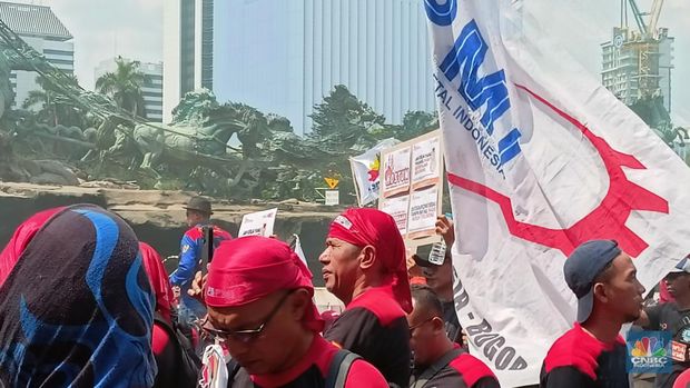 Buruh demo cabut Omnibus Law Cipta Kerja, hapus outsourching dan tolak upah murah di Patung Kuda Arjuna Wijaya, Gambir, Jakarta Pusat, Senin (8/7/2024). (վ/Ferry Sandi)