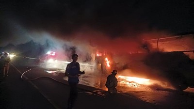 Potret Pemadaman Bus yang Terbakar di Tol Jomo
