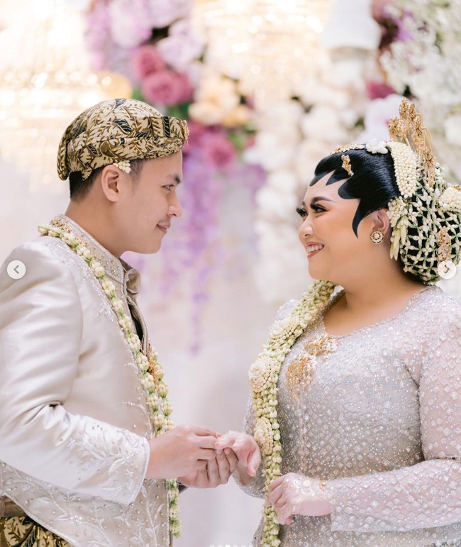 Clarissa tampil anggun mengenakan kebaya lengkap dengan sanggul di kepalanya. Jadi pengantin Jawa, Clarissa juga mengenakan ronce melati dan kembang goyang di kepalanya. Foto: Instagram/@clarissaputri_