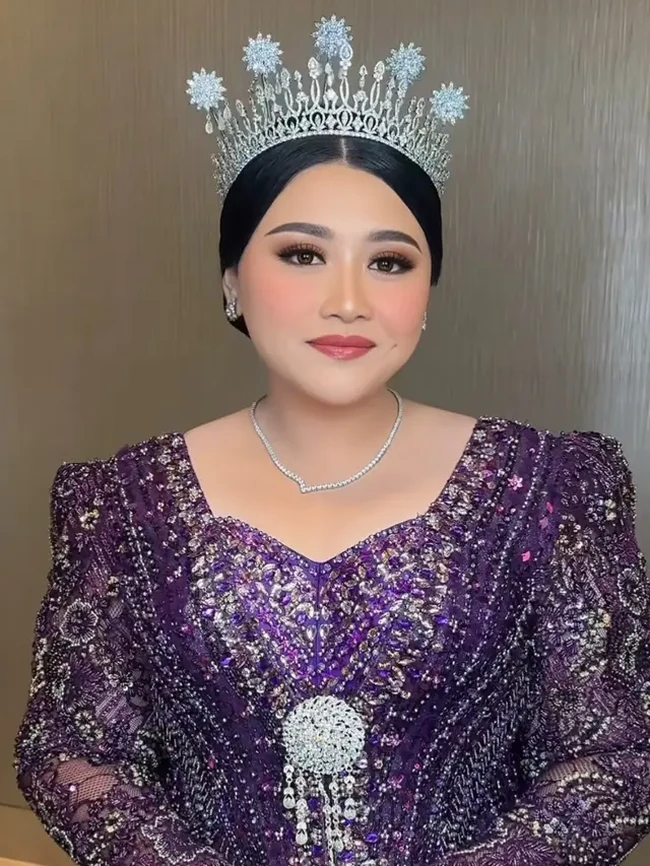 Clarissa tampil anggun mengenakan kebaya panjang rancangan Asky Febrianti. Bak seorang putri, ia juga mengenakan mahkota di kepalanya. Foto: Instagram/@askyfebrianti