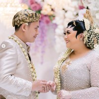 Clarissa tampil anggun mengenakan kebaya lengkap dengan sanggul di kepalanya. Jadi pengantin Jawa, Clarissa juga mengenakan ronce melati dan kembang goyang di kepalanya. Foto: Instagram/@clarissaputri_