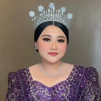 Clarissa tampil anggun mengenakan kebaya panjang rancangan Asky Febrianti. Bak seorang putri, ia juga mengenakan mahkota di kepalanya. Foto: Instagram/@askyfebrianti