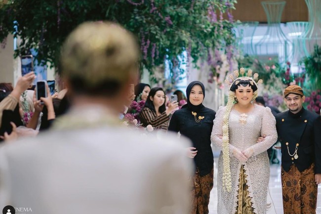 Memasuki ruangan acara, Clarissa tampak digandeng oleh sahabatnya, salah satunya Fadil Jaidi. Pesona Clarissa kala mengenakan kebaya rancangan Christie Basil tampak begitu terpancar. Foto: Instagram/@venemapictures