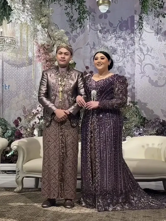 Sementara Sandro mengenakan beskap ungu dipadukan dengan kain batik senada. Ia juga mengenakan blangkon di kepalanya. Foto: Instagram/@askyfebrianti