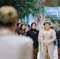Memasuki ruangan acara, Clarissa tampak digandeng oleh sahabatnya, salah satunya Fadil Jaidi. Pesona Clarissa kala mengenakan kebaya rancangan Christie Basil tampak begitu terpancar. Foto: Instagram/@venemapictures