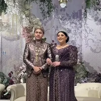 Sementara Sandro mengenakan beskap ungu dipadukan dengan kain batik senada. Ia juga mengenakan blangkon di kepalanya. Foto: Instagram/@askyfebrianti