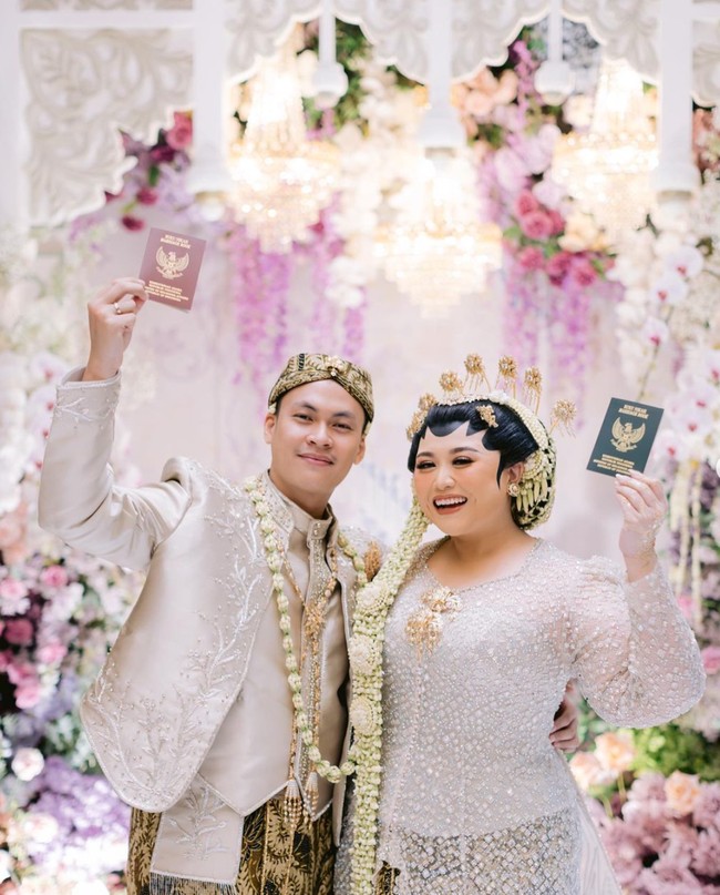 Clarissa Putri resmi menikah dengan kekasihnya, Sandro Fahdhipa pada Minggu (7/7/24). Pernikahannya itu mengusung konsep adat Jawa. Foto: Instagram/@clarissaputri_