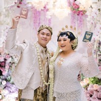 Clarissa Putri resmi menikah dengan kekasihnya, Sandro Fahdhipa pada Minggu (7/7/24). Pernikahannya itu mengusung konsep adat Jawa. Foto: Instagram/@clarissaputri_