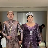 Untuk acara resepsi Clarissa dan Sandro memilih mengenakan warna ungu tua. Terlihat resepsi pernikahan tersebut juga masih kental dengan adat Jawa. Foto: Instagram/@askyfebrianti