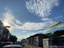 Birunya Langit Jakarta di Awal Pekan