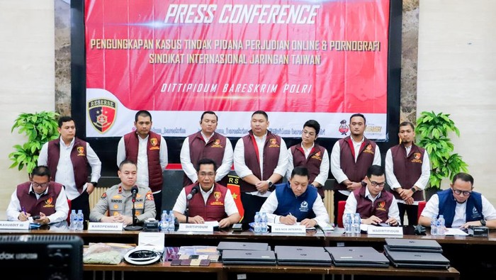 Direktorat Tindak Pidana Umum Bareskrim Polri ungkap kasus bandar judi internasional dan pornografi.