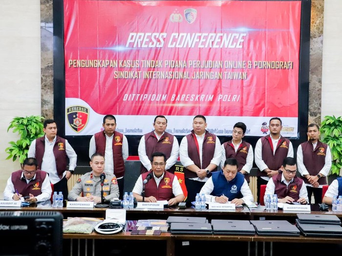 Direktorat Tindak Pidana Umum Bareskrim Polri ungkap kasus bandar judi internasional dan pornografi.