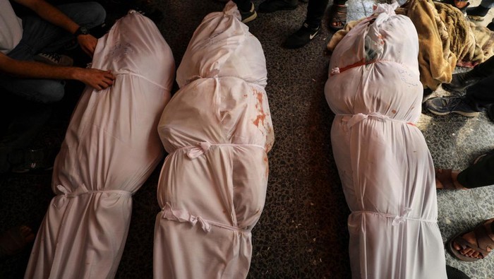 Mourners gather around the bodies of Palestinians, including Ehab Al-Ghussein, the Hamas-appointed deputy minister of labour, who were killed in an Israeli strike, amid Israel-Hamas conflict, at a hospital in Gaza City, July 7, 2024. REUTERS/Dawoud Abu Alkas