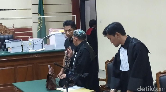 Eks Kepala BPPD Sidoarjo Ari Suryono saat menjalani sidang dakwaan di Pengadilan Tipikor