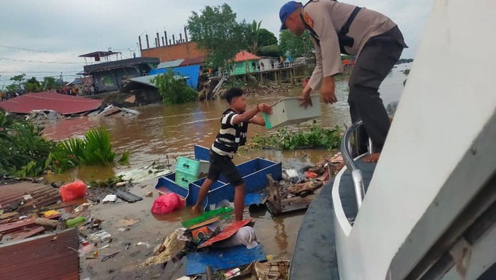 Enam bangunan roboh akibat longsor di tepi Sungai Indragiri