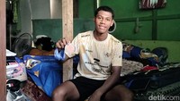 Fadly Alberto Hengga saat duduk diatas kasur dengan menunjukan medali saat bersama Timnas Indonesia U-16.