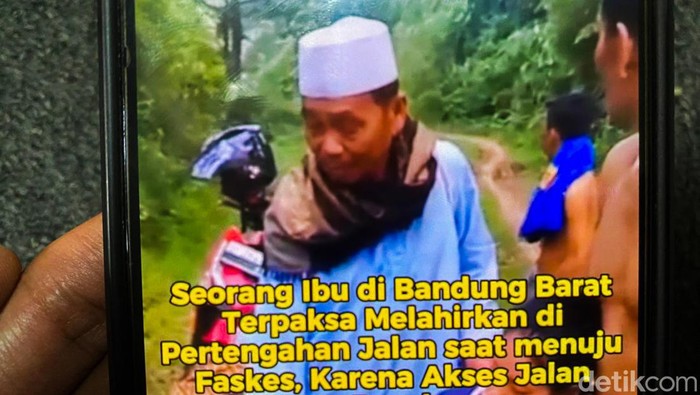 Foto Viral Ibu di Bandung Barat Melahirkan di Tengah Jalan