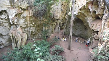 Gua yang 78.000 tahun ditinggali manusia: Jaringan gua di Kenya yang disebut Panga ya Saidi menyimpan artefak manusia selama 78 ribu tahun, dari Zaman Batu Tengah hingga zaman modern. Michael Petraglia dari Institut Max Planck, mengatakan bahwa dengan luas lebih dari 1.000 kaki persegi di ruang utama, gua ini dapat menampung ratusan orang dan lokasi hutan tropisnya beriklim relatif stabil sementara wilayah lain di Afrika kekeringan. Timnya menemukan perkakas batu besar dari penduduk paling awal. Kemudian mata panah dan bilah yang lebih terspesialisasi mulai muncul sekitar 67.000 tahun lalu.Foto: Max Planck Institute