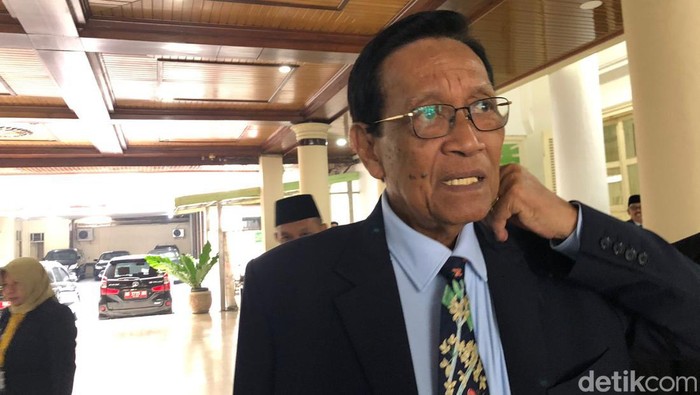 Gubernur DIY Sri Sultan Hamengku Buwono X ditemui wartawan di Gedung DPRD DIY, Senin (8/7/2024).