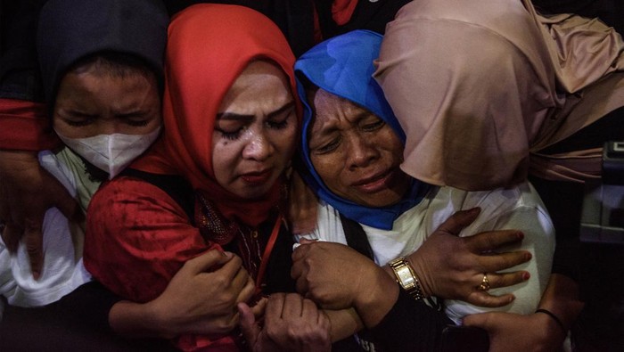Tim kuasa hukum Pegi Setiawan sujud sukur usai sidang putusan gugatan praperadilan Pegi Setiawan di Pengadilan Negeri Bandung, Jawa Barat, Senin (8/7/2024). Majelis hakim mengabulkan gugatan praperadilan yang diajukan tim kuasa hukum Pegi Setiawan terkait penetapan sebagai tersangka kasus pembunuhan Eky dan Vina Cirebon oleh Polda Jawa Barat dengan dinyatakan tidak sah dan batal demi hukum. ANTARA FOTO/Novrian Arbi/rwa.