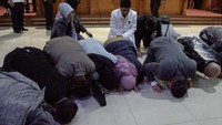 Tim kuasa hukum Pegi Setiawan sujud sukur usai sidang putusan gugatan praperadilan Pegi Setiawan di Pengadilan Negeri Bandung, Jawa Barat, Senin (8/7/2024).